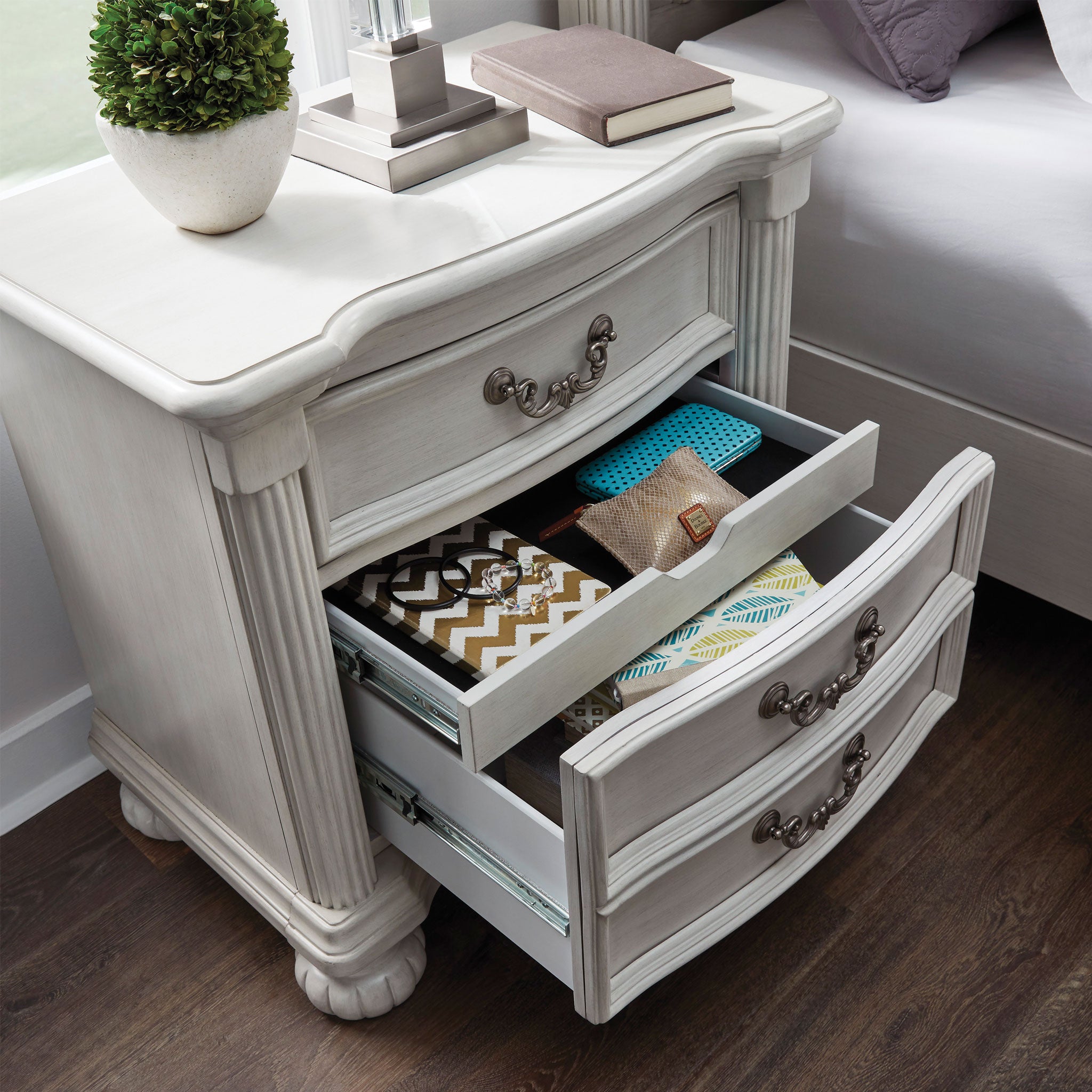 Montelaine Bedroom Set